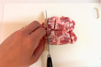 豚バラ肉を2センチ幅に切る