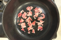 豚バラ肉をフライパンに並べる
