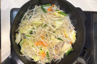 カット野菜をフライパンで炒める