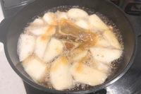 フライパンに入ったひき肉とかぶと調味料