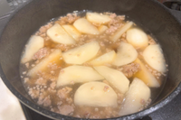 煮詰めているひき肉とかぶ