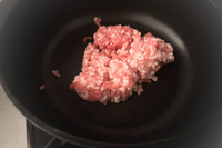 フライパンに入ったひき肉