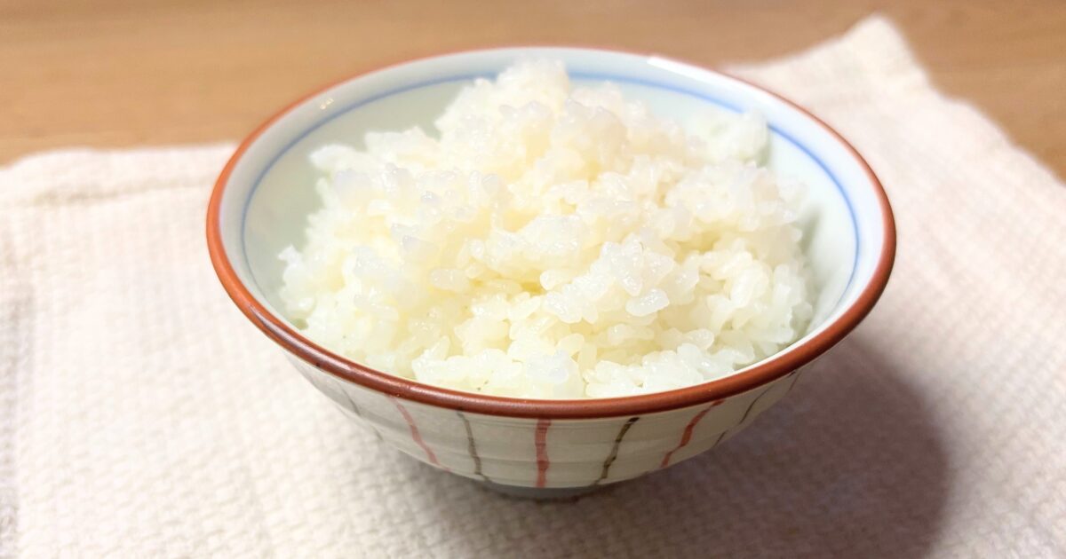 お茶碗によそられたごはん