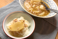 お皿と白ごはんに盛られたかぶとひき肉あんかけ
