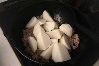 フライパンに入ったひき肉とかぶ