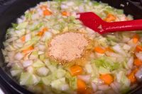 水を入れた野菜スープ