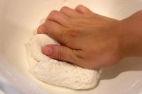 こねているパン生地