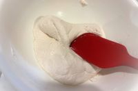 混ぜているパン生地