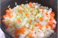 炒めている野菜