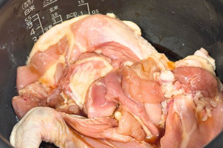 鶏肉を入れた炊飯器