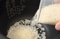 炊飯器に入れる米