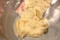 バターと砂糖を混ぜている生地