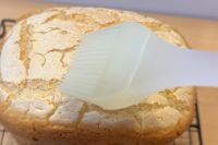 油を塗っている米粉パン