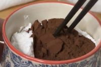 粉を入れた蒸しパン生地