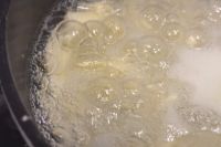 茹でているパスタ