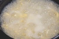 茹でる米粉パスタ生地