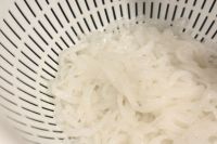 茹でた米粉そうめん