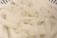 茹でた米粉うどん