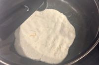 焼いているチーズナン