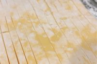 カットする米粉パスタ生地