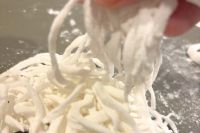 カットした米粉そうめん
