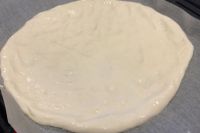 成型した米粉ピザ生地