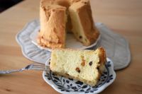 カットしたチョコチップシフォンケーキ