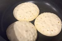 ひっくり返す前のホットケーキ