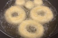 揚げているドーナツ