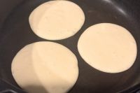 生地を垂らしたホットケーキ