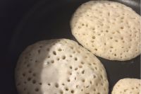 裏返すバナナパンケーキ