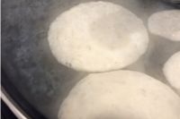 蒸し焼きするバナナパンケーキ