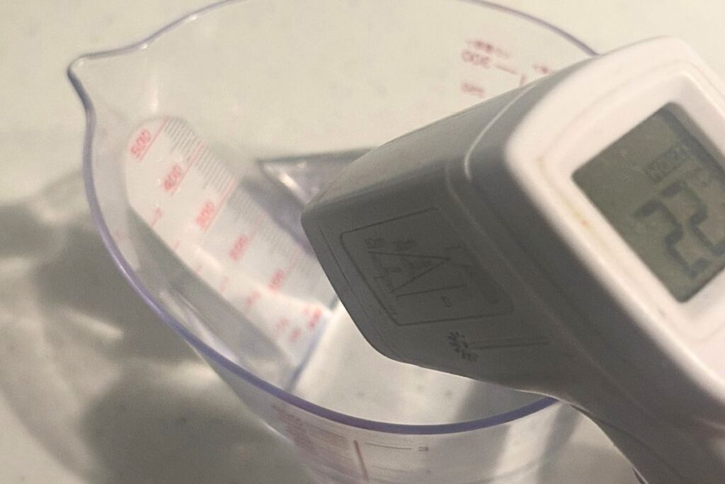 米粉パン作りで水温を測っている様子