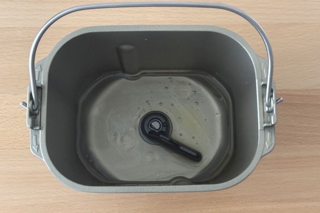 米粉パン作りに使用する冷水と油