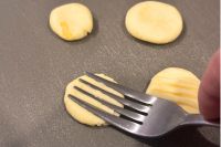 成形しているじゃがいもニョッキ