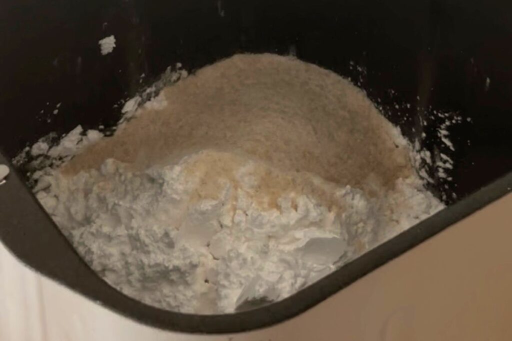 シロカのホームベーカリーに米粉パンの材料を入れた状態